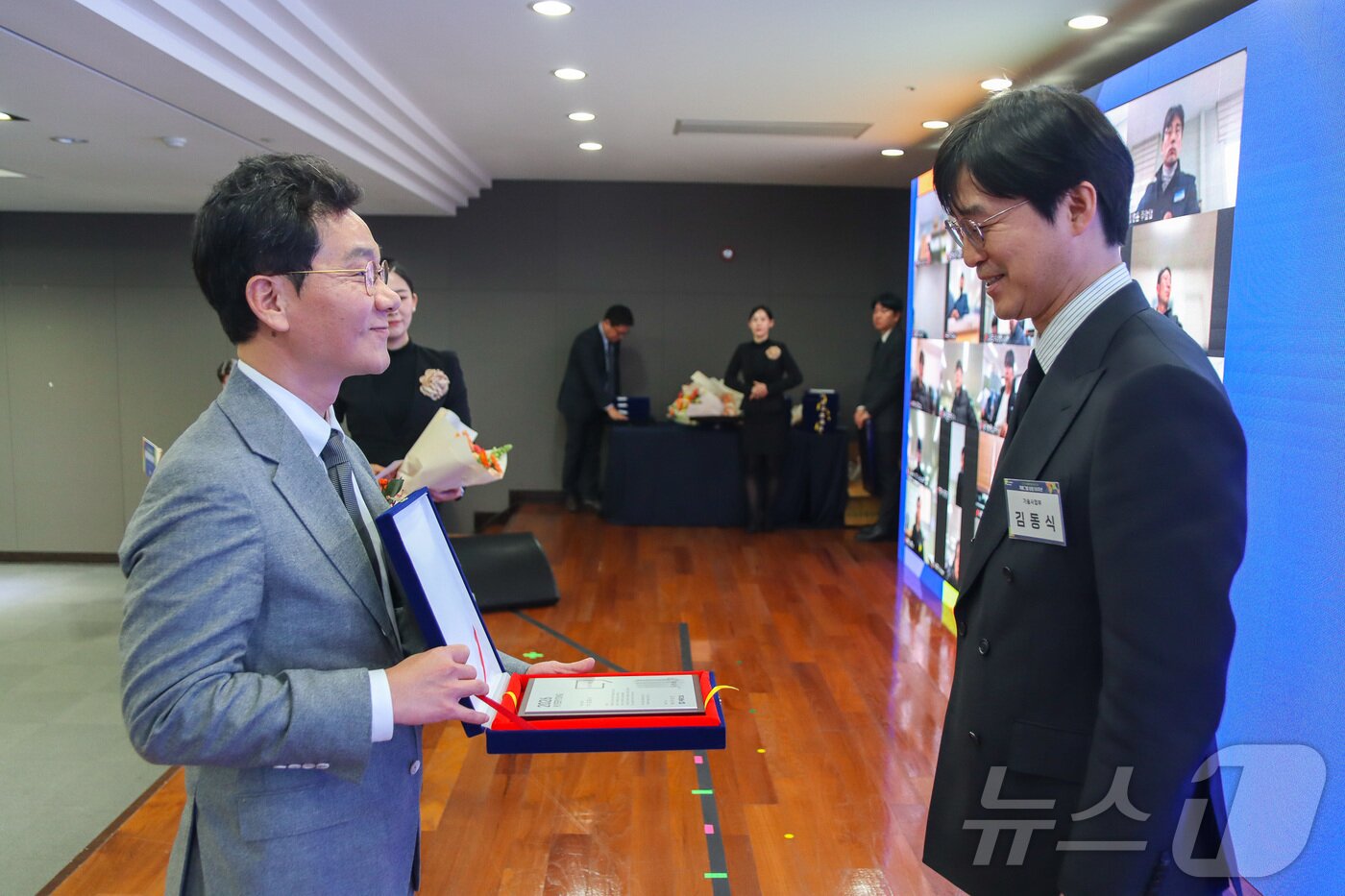 본문 이미지 - 계룡그룹 창립 56주년 기념식에서 이승찬 회장이 ‘자랑스런 계룡인상’ 수상자(김동식)에게 상패를 전달하고 있다. (계룡건설 제공. 재판매 및 DB금지) 2026.1.20/뉴스1 ⓒ News1 이동원 기자