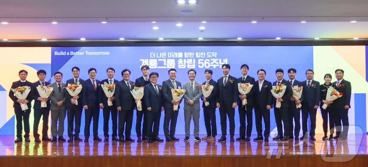 (대전=뉴스1) 이동원 기자 = 계룡그룹이 창립 56주년 기념식을 열고 2026년 병오년의 힘찬 시작을 알렸다.계룡그룹 창립 56주년 기념식에서 이승찬 회장을 비롯한 경영진과 수상 …