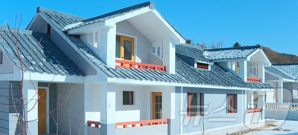 (평양 노동신문=뉴스1) = 북한 노동당 기관지 노동신문은 20일 강원도 문천시 관풍농장의 공공건물, 생산건물들이 준공되고 철원군 마방농장, 마장농장의 새 살림집(주택)들은 입주 …