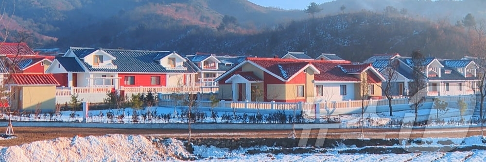 (평양 노동신문=뉴스1) = 북한 노동당 기관지 노동신문은 20일 강원도 문천시 관풍농장의 공공건물, 생산건물들이 준공되고 철원군 마방농장, 마장농장의 새 살림집(주택)들은 입주 …