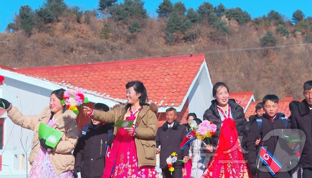 (평양 노동신문=뉴스1) = 북한 노동당 기관지 노동신문은 20일 강원도 문천시 관풍농장의 공공건물, 생산건물들이 준공되고 철원군 마방농장, 마장농장의 새 살림집(주택)들은 입주 …