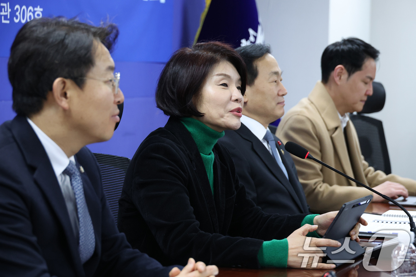 (서울=뉴스1) 신웅수 기자 = 한정애 더불어민주당 정책위의장이 20일 서울 여의도 국회 의원회관에서 열린 군용비행장 및 군사격장 소음피해대책 관련 당정협의에서 발언하고 있다. 2 …