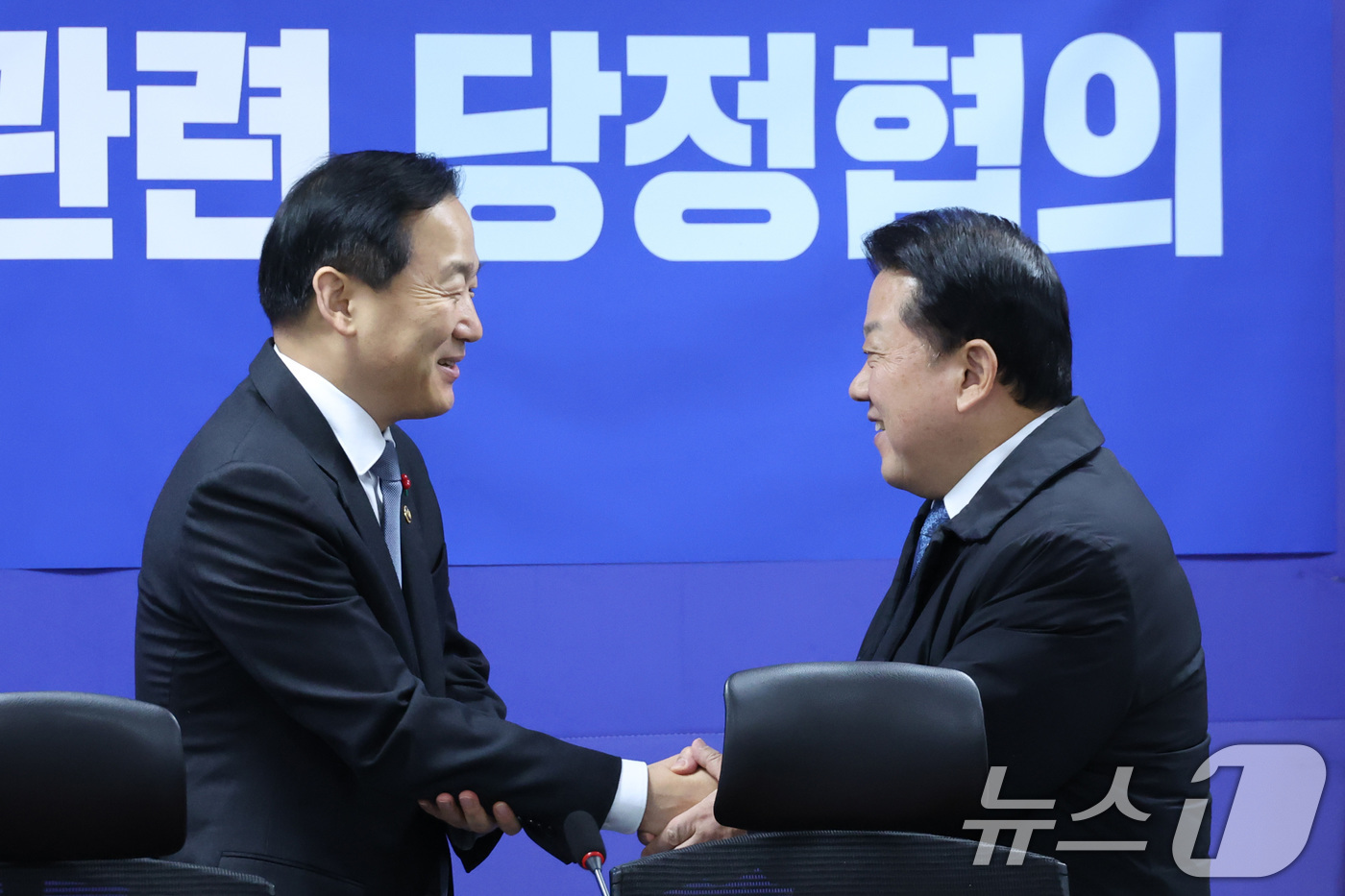 (서울=뉴스1) 신웅수 기자 = 김병주 더불어민주당 의원과 이두희 국방부 차관이 20일 서울 여의도 국회 의원회관에서 열린 군용비행장 및 군사격장 소음피해대책 관련 당정협의에서 인 …