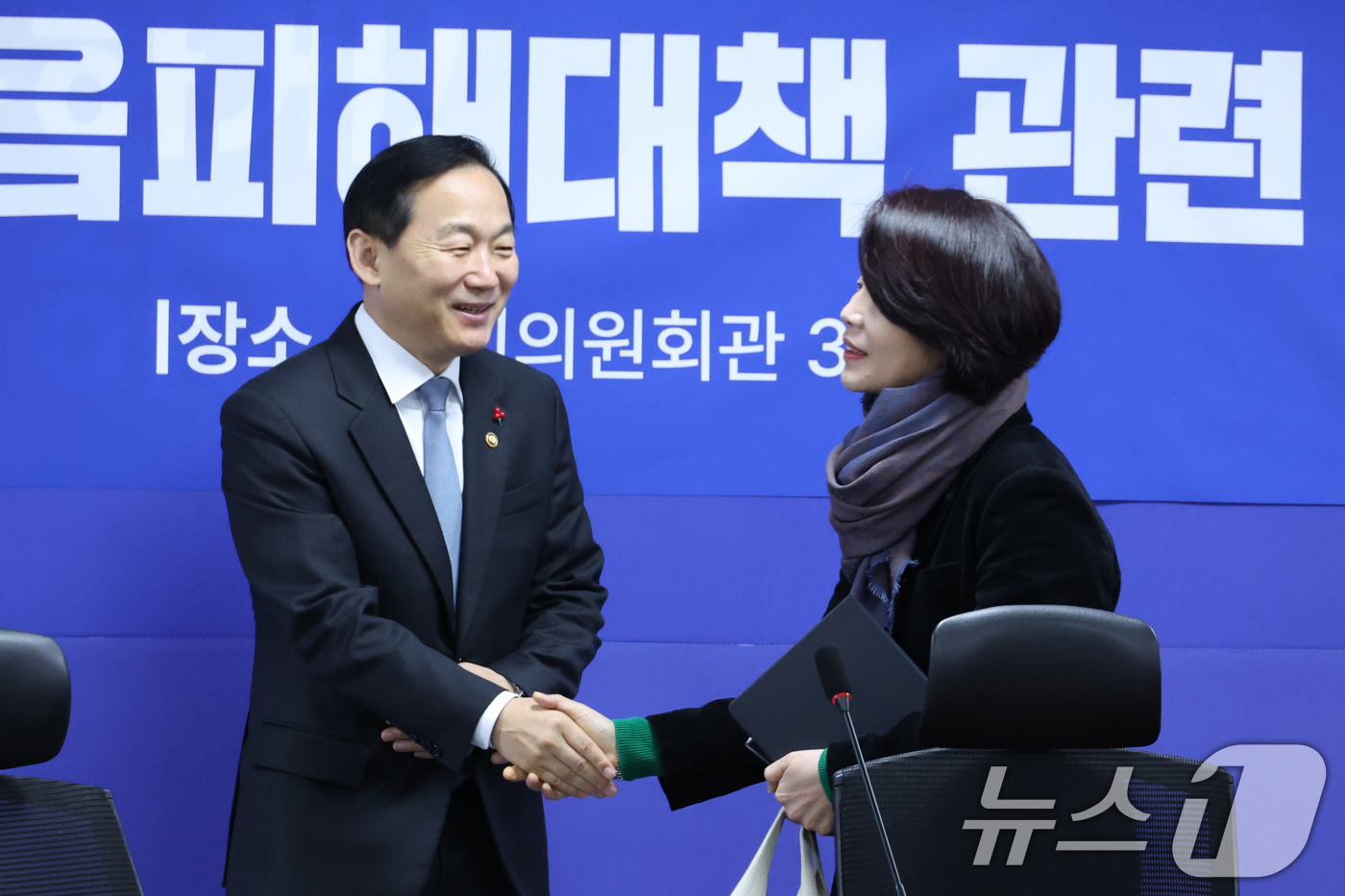 (서울=뉴스1) 신웅수 기자 = 한정애 더불어민주당 정책위의장과 이두희 국방부 차관이 20일 서울 여의도 국회 의원회관에서 열린 군용비행장 및 군사격장 소음피해대책 관련 당정협의에 …