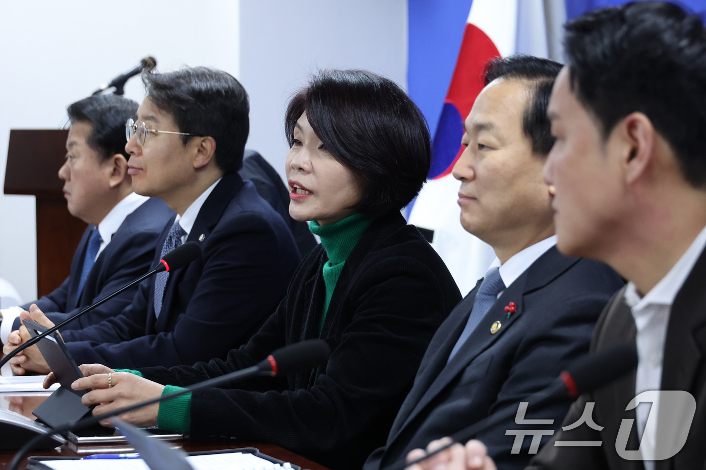 (서울=뉴스1) 신웅수 기자 = 한정애 더불어민주당 정책위의장이 20일 서울 여의도 국회 의원회관에서 열린 군용비행장 및 군사격장 소음피해대책 관련 당정협의에서 발언하고 있다. 2 …