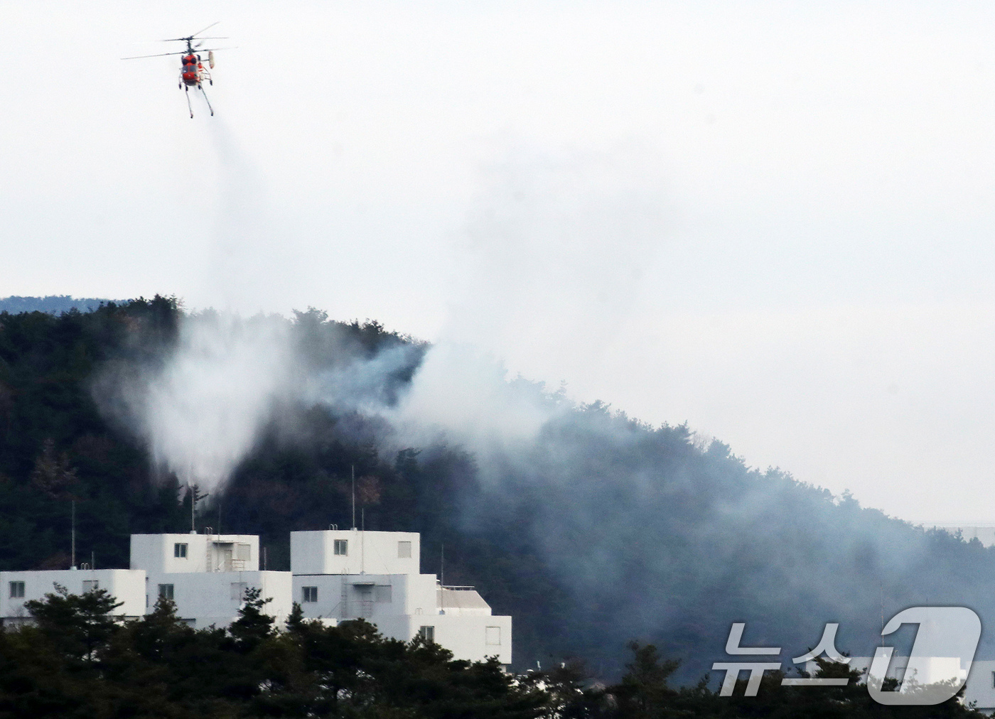 (울산=뉴스1) 윤일지 기자 = 20일 오전 울산 울주군 삼남읍 교동리 작천정계곡 인근에서 산불이 나 산불 진화 헬기가 진화 작업을 벌이고 있다.  2026.1.20/뉴스1
