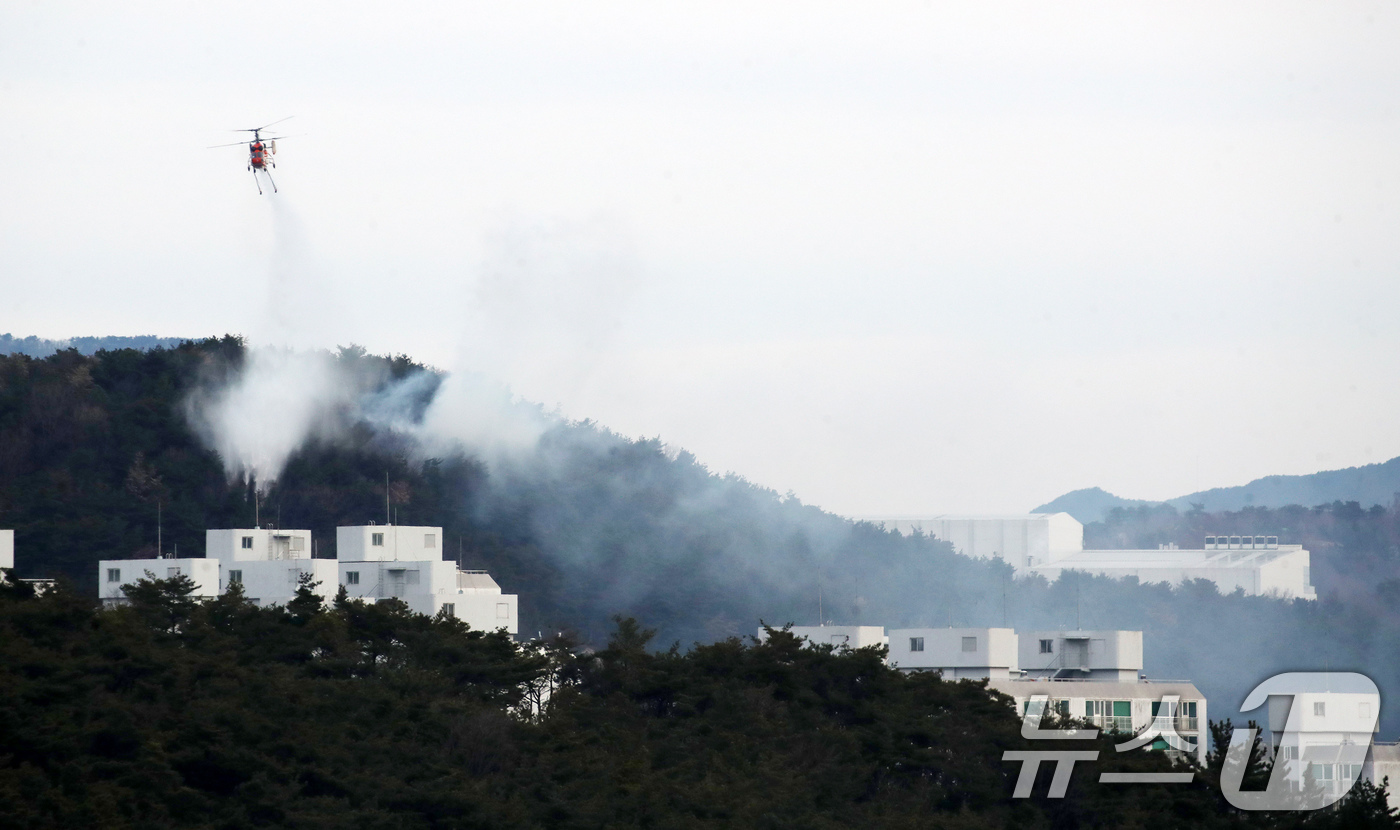 (울산=뉴스1) 윤일지 기자 = 20일 오전 울산 울주군 삼남읍 교동리 작천정계곡 인근에서 산불이 나 산불 진화 헬기가 진화 작업을 벌이고 있다.  2026.1.20/뉴스1