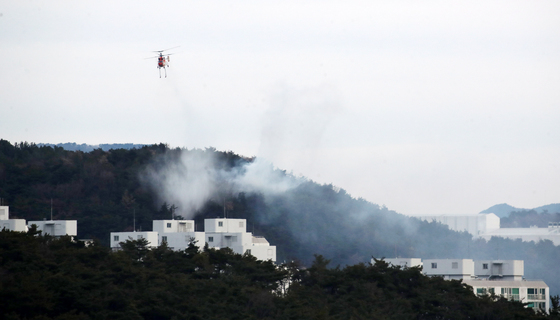 울산 작천정 인근 산불 진화하는 헬기