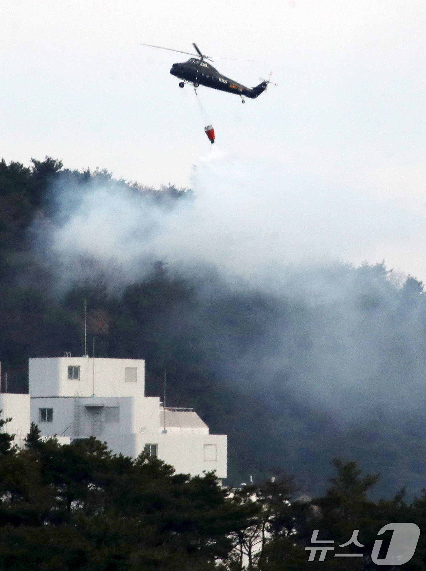 (울산=뉴스1) 윤일지 기자 = 20일 오전 울산 울주군 삼남읍 교동리 작천정계곡 인근에서 산불이 나 산불 진화 헬기가 진화 작업을 벌이고 있다.  2026.1.20/뉴스1