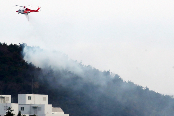 울산 작천정 인근 산불 진화하는 헬기
