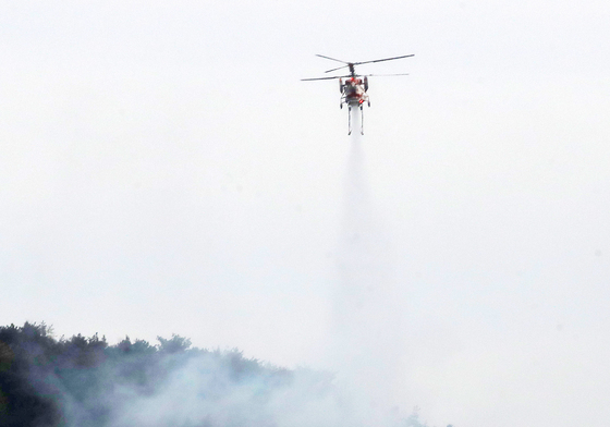 울산 작천정 인근 산불 진화하는 헬기
