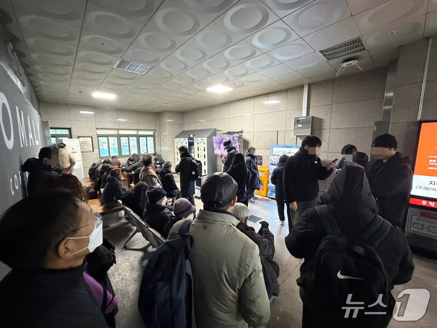 본문 이미지 - 20일 오전 강원 남춘천역 안 '맞이방'에 열차가 오기전 추위를 피하기 위한 시민들로 가득찼다.2025.1.20 한귀섭 기자