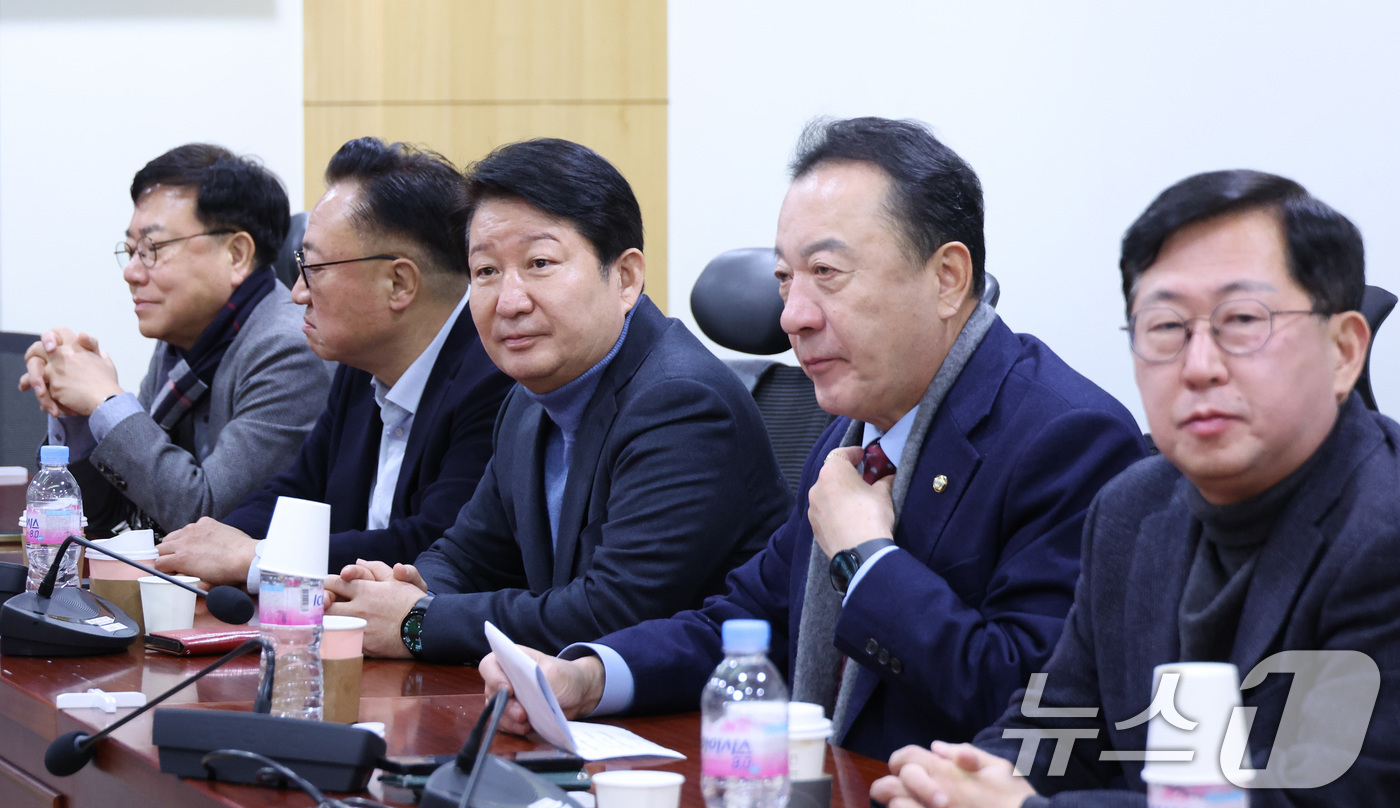 (서울=뉴스1) 신웅수 기자 = 권영진 의원 등이 20일 서울 여의도 국회 의원회관에서 열린 국민의힘 소장파 모임 '대안과 미래' 정기 모임에 참석하고 있다. 2026.1.20/뉴 …