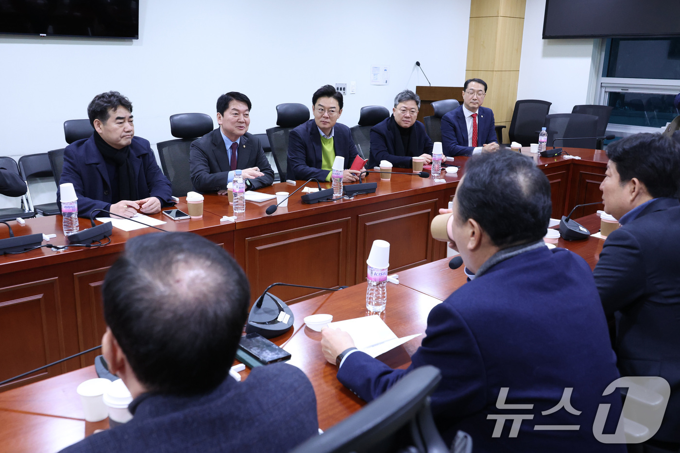 (서울=뉴스1) 신웅수 기자 = 안철수 국민의힘 의원 등이 20일 서울 여의도 국회 의원회관에서 열린 국민의힘 소장파 모임 '대안과 미래' 정기 모임에서 현안을 논의하고 있다. 2 …