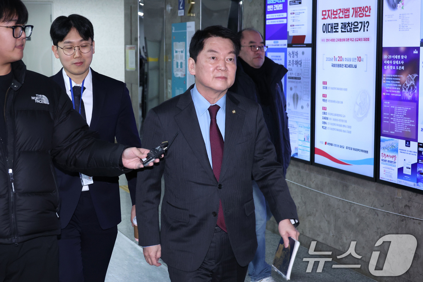 (서울=뉴스1) 신웅수 기자 = 안철수 국민의힘 의원이 20일 서울 여의도 국회 의원회관에서 열린 국민의힘 소장파 모임 '대안과 미래' 정기 모임에 참석하고 있다. 2026.1.2 …