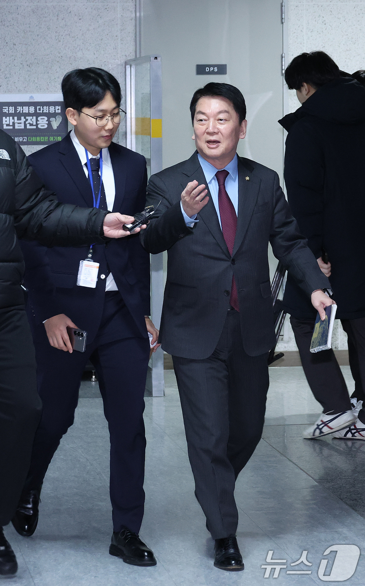 (서울=뉴스1) 신웅수 기자 = 안철수 국민의힘 의원이 20일 서울 여의도 국회 의원회관에서 열린 국민의힘 소장파 모임 '대안과 미래' 정기 모임에서 참석하고 있다. 2026.1. …