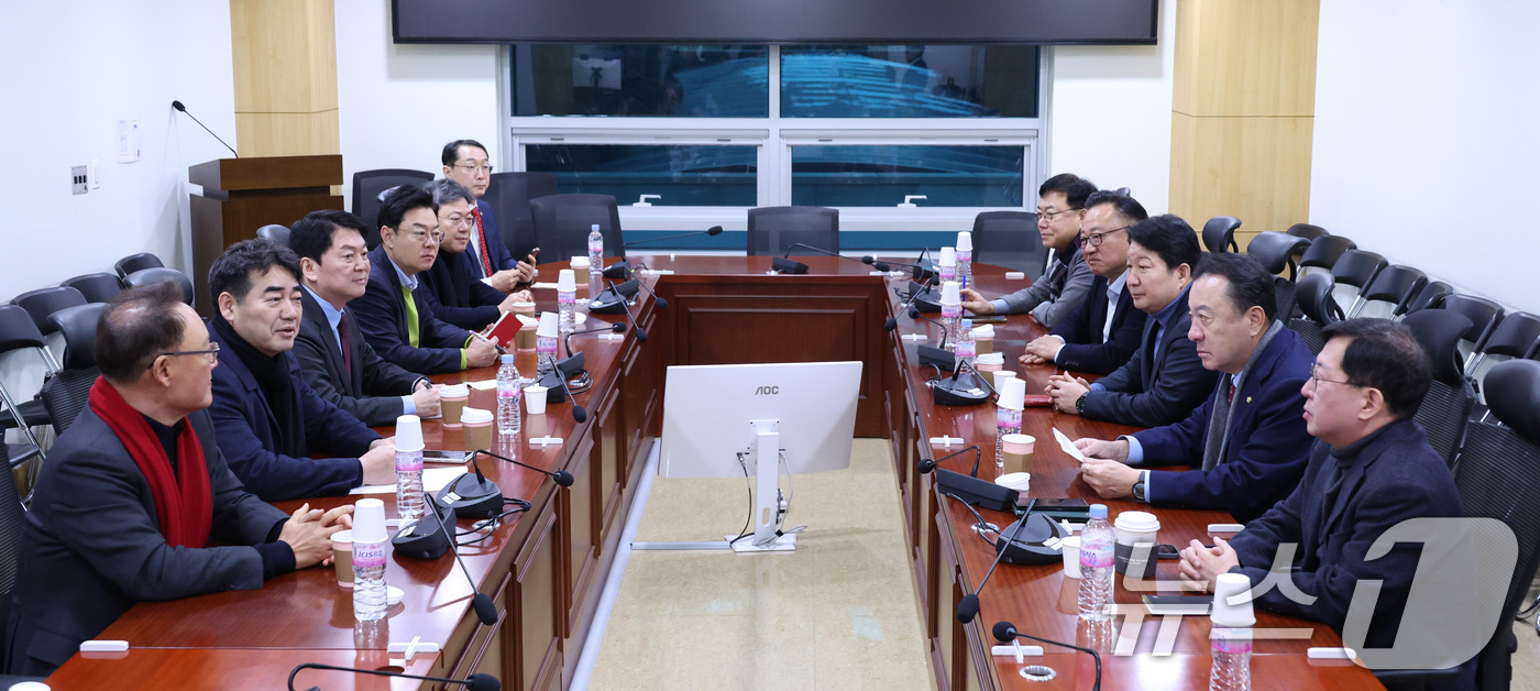 (서울=뉴스1) 신웅수 기자 = 안철수 국민의힘 의원 등이 20일 서울 여의도 국회 의원회관에서 열린 국민의힘 소장파 모임 '대안과 미래' 정기 모임에서 현안을 논의하고 있다. 2 …