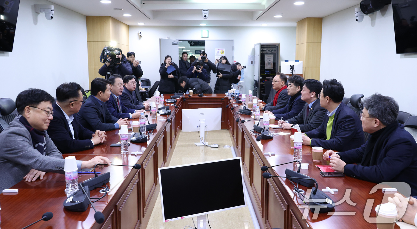 (서울=뉴스1) 신웅수 기자 = 안철수 국민의힘 의원 등이 20일 서울 여의도 국회 의원회관에서 열린 국민의힘 소장파 모임 '대안과 미래' 정기 모임에서 현안을 논의하고 있다. 2 …