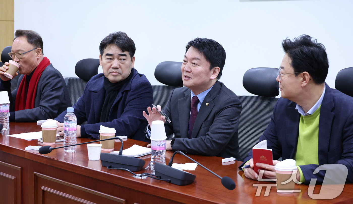 (서울=뉴스1) 신웅수 기자 = 안철수 국민의힘 의원 등이 20일 서울 여의도 국회 의원회관에서 열린 국민의힘 소장파 모임 '대안과 미래' 정기 모임에서 현안을 논의하고 있다. 2 …