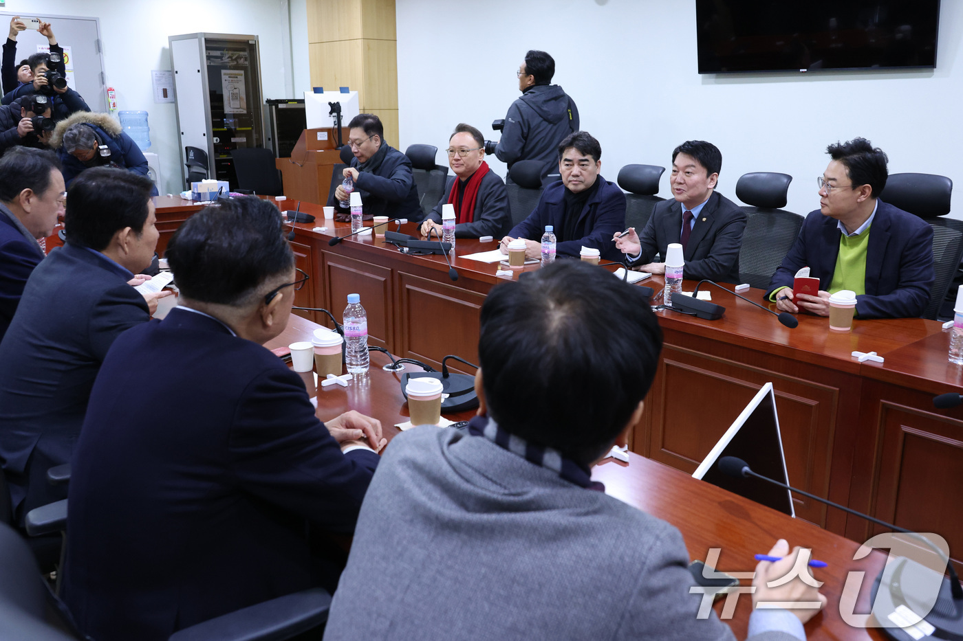 (서울=뉴스1) 신웅수 기자 = 안철수 국민의힘 의원 등이 20일 서울 여의도 국회 의원회관에서 열린 국민의힘 소장파 모임 '대안과 미래' 정기 모임에서 현안을 논의하고 있다. 2 …