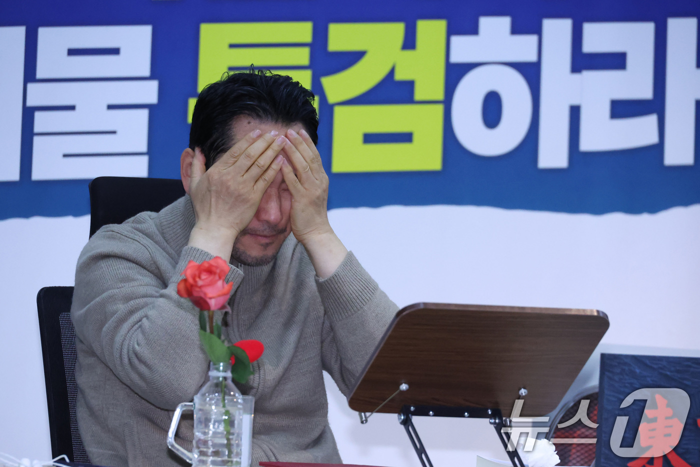 (서울=뉴스1) 신웅수 기자 = 장동혁 국민의힘 대표가 20일 서울 여의도 국회 로텐더홀에 마련된 단식 농성장에서 얼굴을 매만지고 있다. 2026.1.20/뉴스1