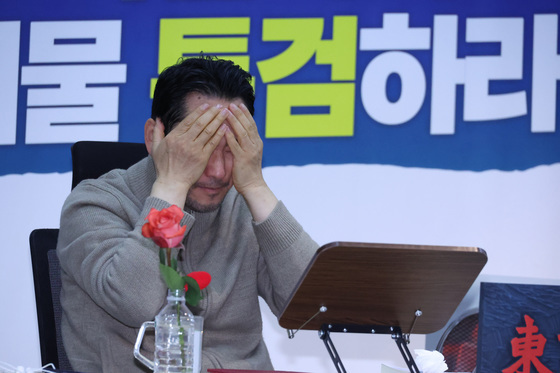 얼굴 매만지는 장동혁 대표