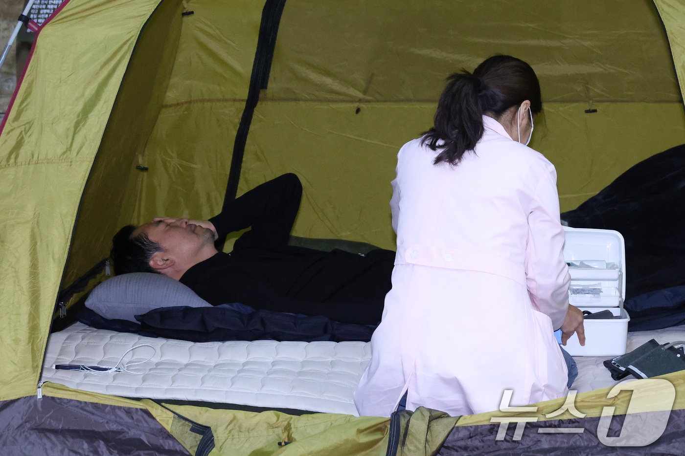 (서울=뉴스1) 신웅수 기자 = 장동혁 국민의힘 대표가 20일 서울 여의도 국회 로텐더홀에 마련된 단식 농성장에서 건강 상태를 확인하고 있다. 2026.1.20/뉴스1