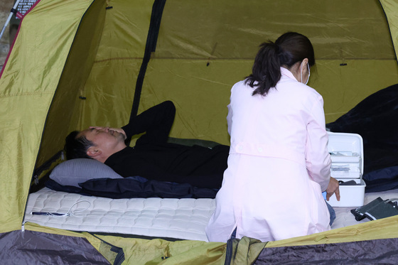 건강 상태 확인하는 장동혁 대표