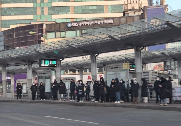 "옷 5겹 껴입었는데도"…'-17도 동장군' 앞 얼어붙은 출근길