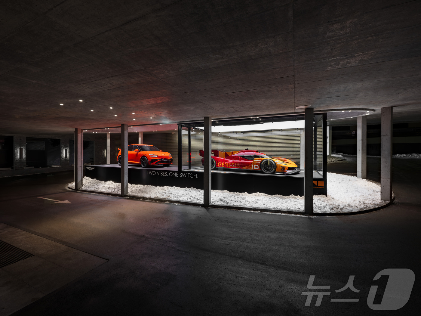 (서울=뉴스1) = 제네시스는 다보스포럼이 개최되는 19일(현지시간)부터 23일까지 스위스 다보스에 위치한 아메론 호텔에서 ‘GV60 마그마’와 ‘GMR-001 하이퍼카’ 차량을 …