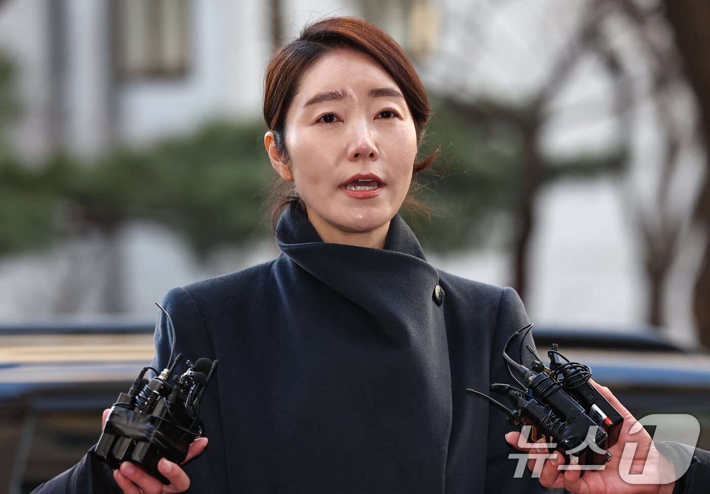 본문 이미지 - 공천헌금 1억원을 수수한 혐의를 받는 강선우 무소속 의원이 20일 서울 마포구 서울경찰청 광역수사단 공공범죄수사대에 조사를 받기 위해 출석하며 취재진 질문에 답하고 있다. 2026.1.20/뉴스1 ⓒ News1 김도우 기자