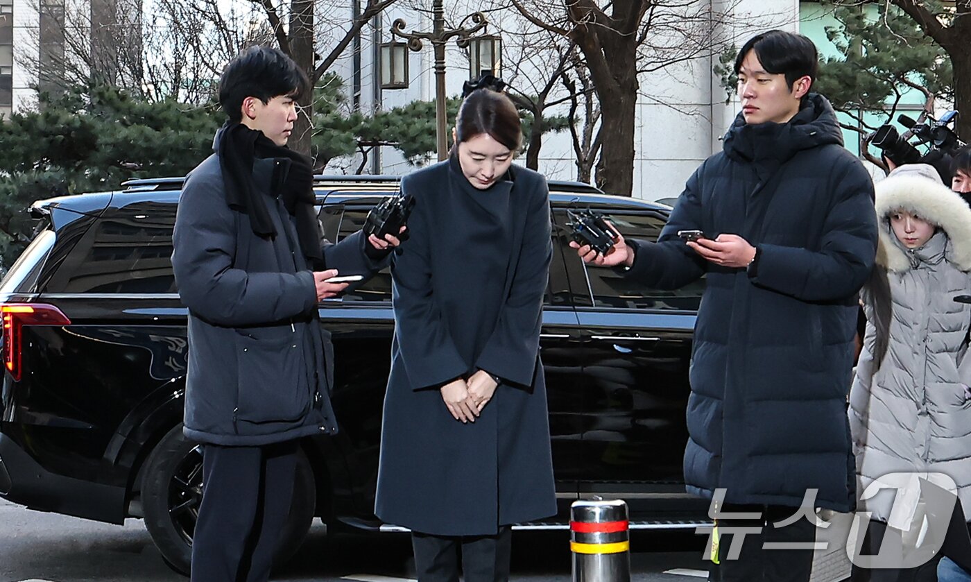 본문 이미지 - 공천헌금 1억원을 수수한 혐의를 받는 강선우 무소속 의원이 20일 서울 마포구 서울경찰청 광역수사단 공공범죄수사대에 조사를 받기 위해 출석하며 취재진 질문에 답하고 있다. 2026.1.20/뉴스1 ⓒ News1 김도우 기자