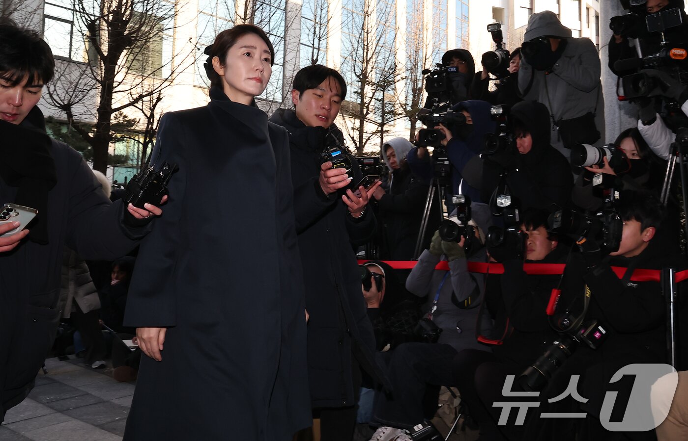 본문 이미지 - 공천헌금 1억원을 수수한 혐의를 받는 강선우 무소속 의원이 20일 서울 마포구 서울경찰청 광역수사단 공공범죄수사대에 조사를 받기 위해 출석하고 있다. 2026.1.20/뉴스1 ⓒ News1 김도우 기자