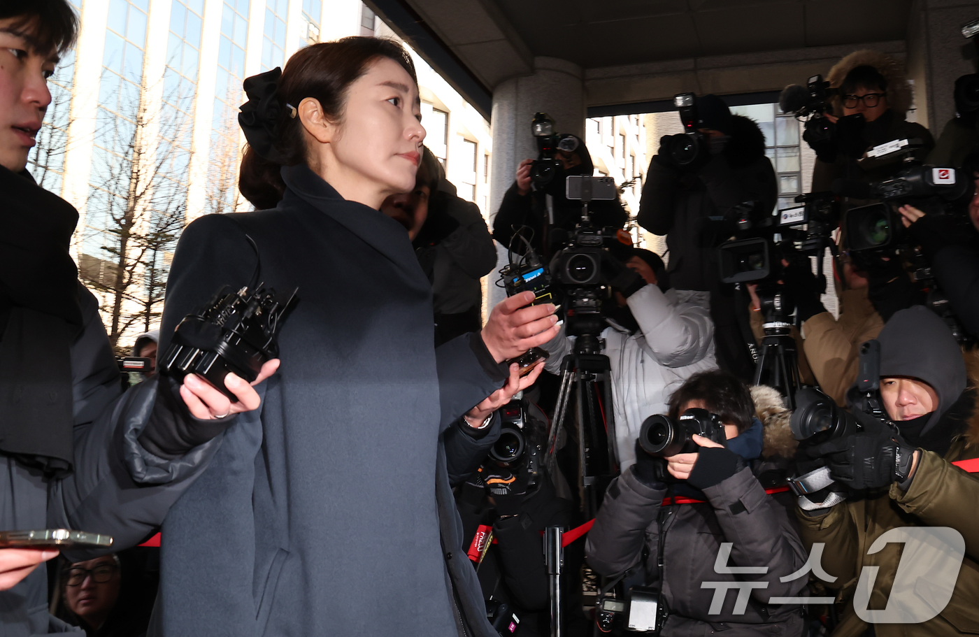 (서울=뉴스1) 김도우 기자 = 공천헌금 1억원을 수수한 혐의를 받는 강선우 무소속 의원이 20일 서울 마포구 서울경찰청 광역수사단 공공범죄수사대에 조사를 받기 위해 출석하고 있다 …