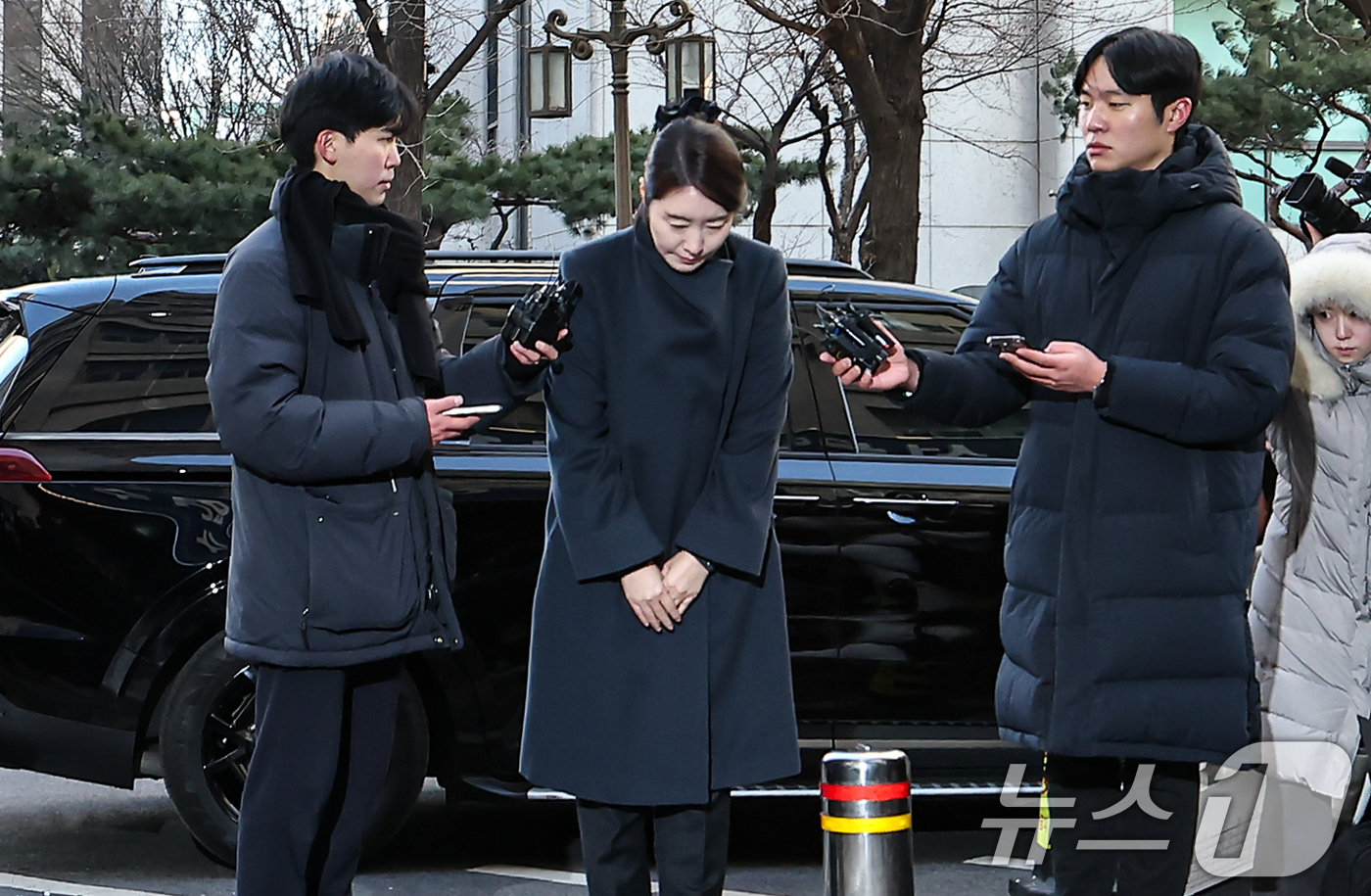 (서울=뉴스1) 김도우 기자 = 공천헌금 1억원을 수수한 혐의를 받는 강선우 무소속 의원이 20일 서울 마포구 서울경찰청 광역수사단 공공범죄수사대에 조사를 받기 위해 출석하며 취재 …