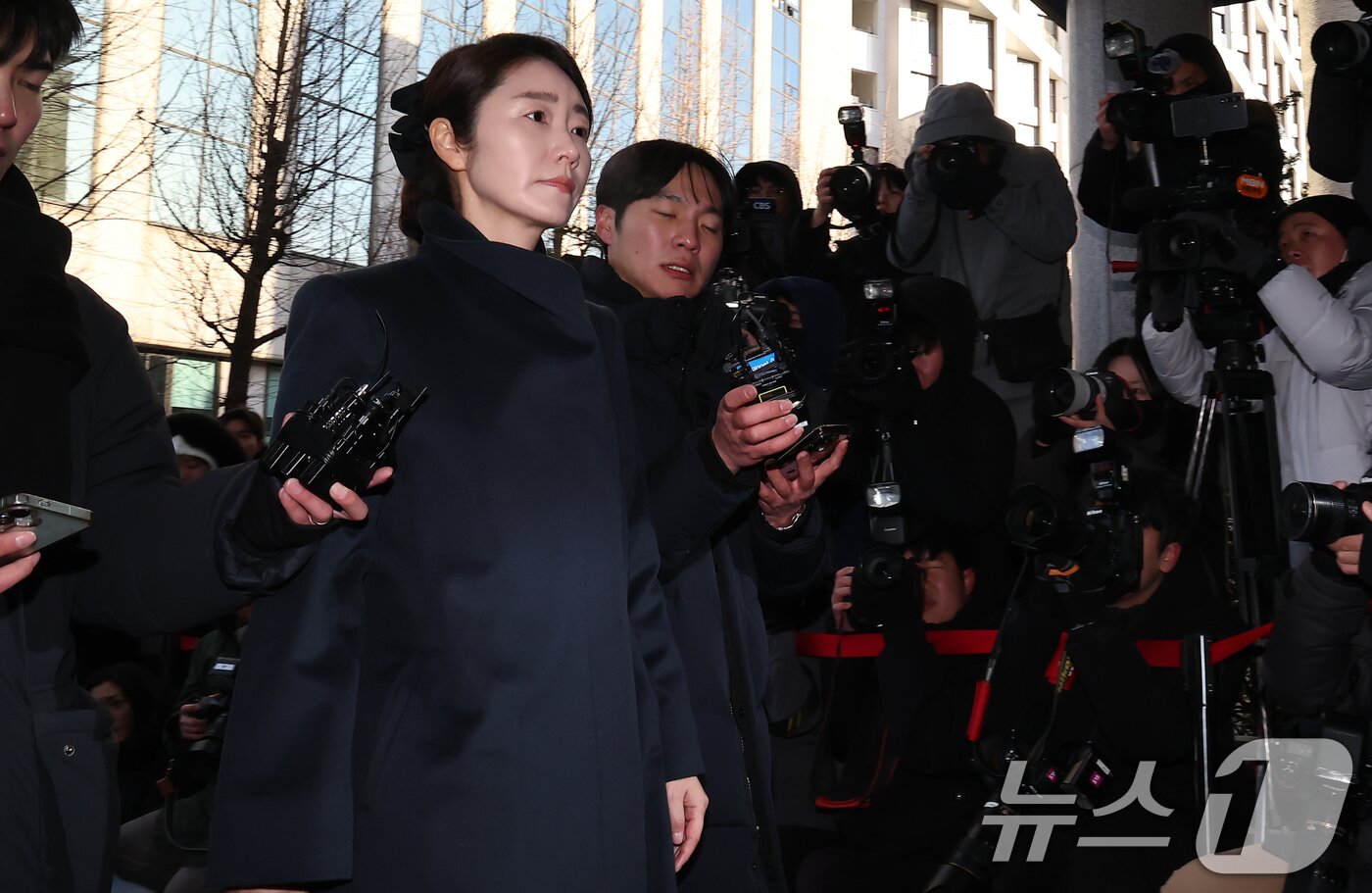 본문 이미지 - 공천헌금 1억원을 수수한 혐의를 받는 강선우 무소속 의원이 20일 서울 마포구 서울경찰청 광역수사단 공공범죄수사대에 조사를 받기 위해 출석하고 있다. 2026.1.20/뉴스1 ⓒ News1 김도우 기자