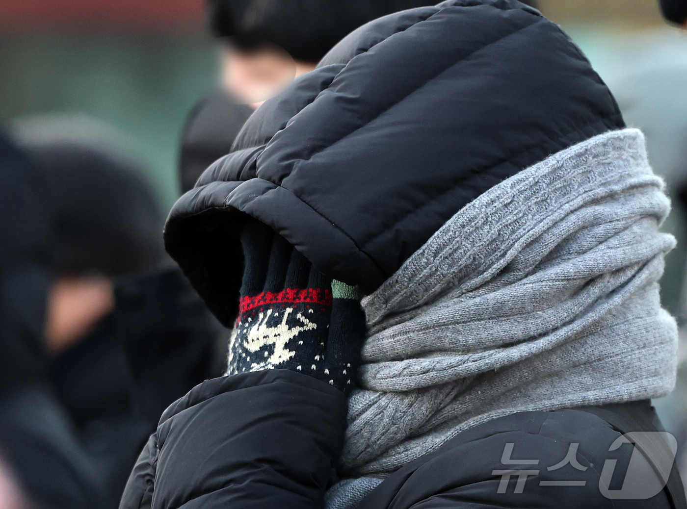 (서울=뉴스1) 김진환 기자 = 절기상 대한(大寒)인 20일 오전 서울 광화문네거리에서 두꺼운 옷을 입은 시민들이 출근길 발걸음을 옮기고 있다. 2026.1.20/뉴스1