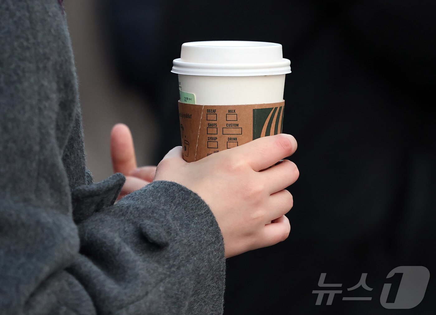 본문 이미지 - 절기상 대한(大寒)인 20일 오전 서울 광화문네거리에서 따뜻한 커피를 든 시민이 출근길 발걸음을 옮기고 있다. 2026.1.20/뉴스1 ⓒ News1 김진환 기자