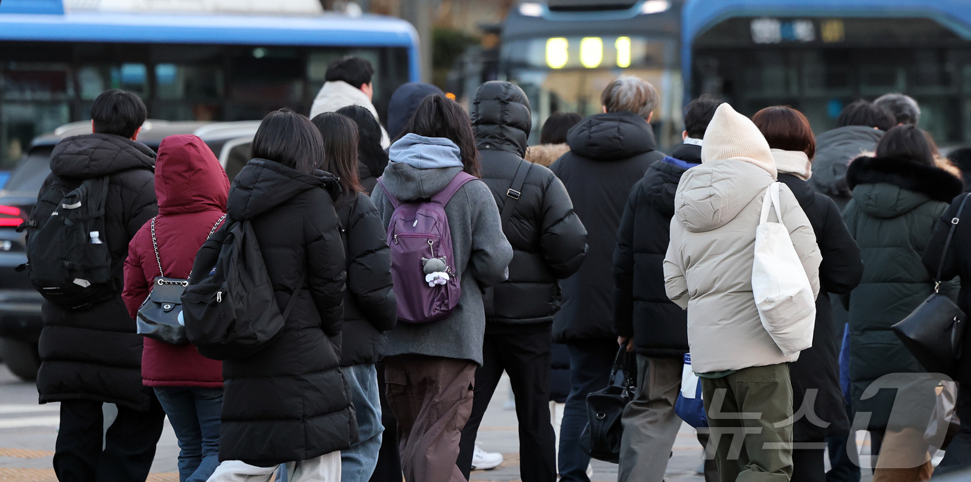 (서울=뉴스1) 김진환 기자 = 절기상 대한(大寒)인 20일 오전 서울 광화문네거리에서 두꺼운 옷을 입은 시민들이 출근길 발걸음을 옮기고 있다. 2026.1.20/뉴스1