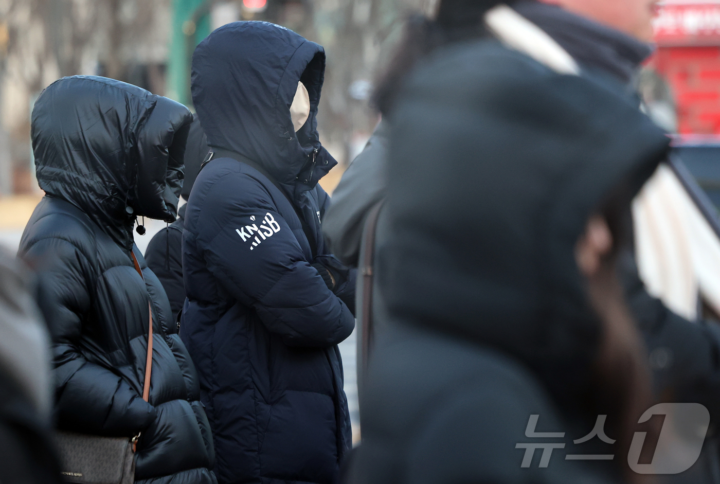 (서울=뉴스1) 김진환 기자 = 절기상 대한(大寒)인 20일 오전 서울 광화문네거리에서 두꺼운 옷을 입은 시민들이 출근길 발걸음을 옮기고 있다. 2026.1.20/뉴스1