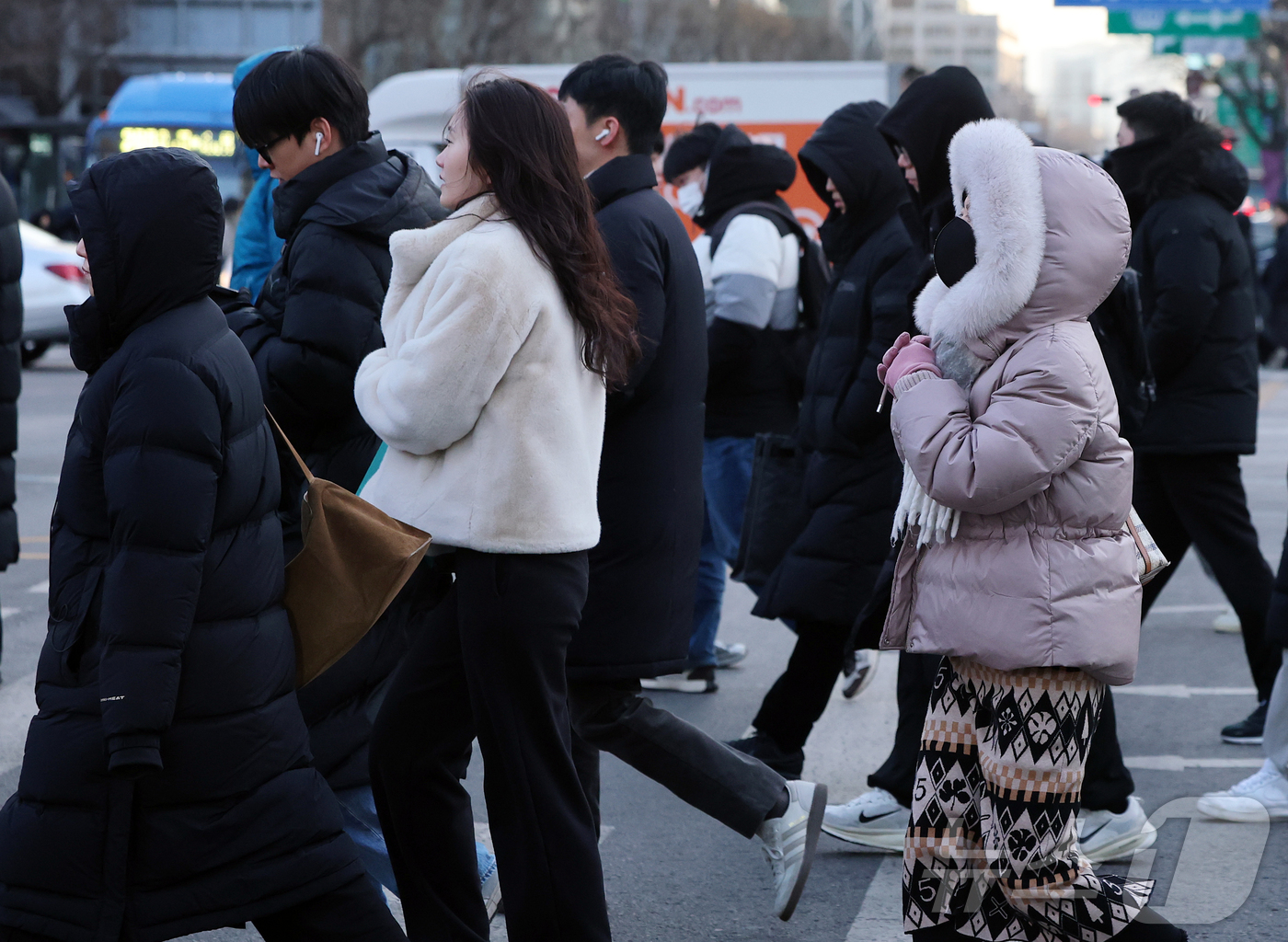 (서울=뉴스1) 김진환 기자 = 절기상 대한(大寒)인 20일 오전 서울 광화문네거리에서 두꺼운 옷을 입은 시민들이 출근길 발걸음을 옮기고 있다. 2026.1.20/뉴스1