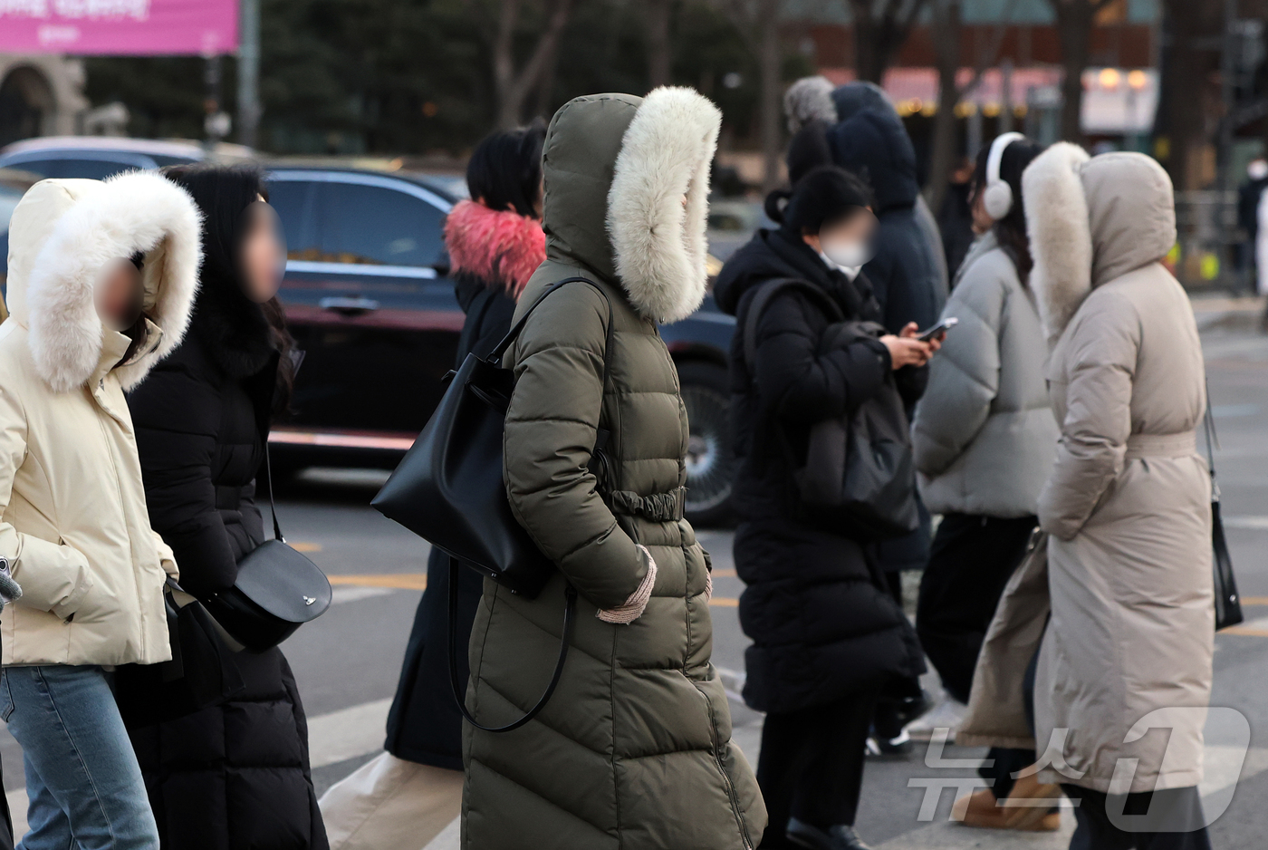 (서울=뉴스1) 김진환 기자 = 절기상 대한(大寒)인 20일 오전 서울 광화문네거리에서 두꺼운 옷을 입은 시민들이 출근길 발걸음을 옮기고 있다. 2026.1.20/뉴스1