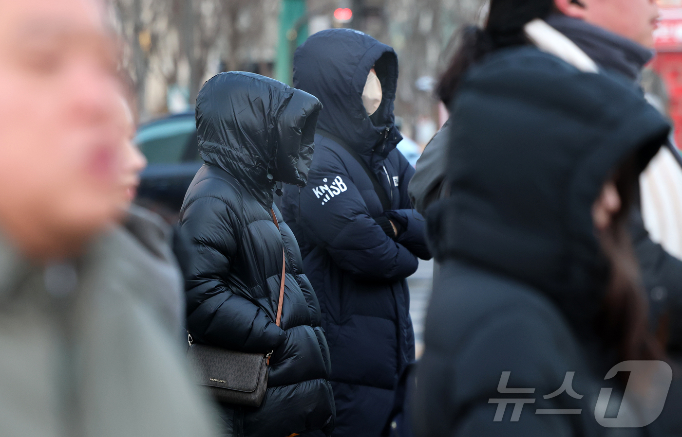 (서울=뉴스1) 김진환 기자 = 절기상 대한(大寒)인 20일 오전 서울 광화문네거리에서 두꺼운 옷을 입은 시민들이 출근길 발걸음을 옮기고 있다. 2026.1.20/뉴스1