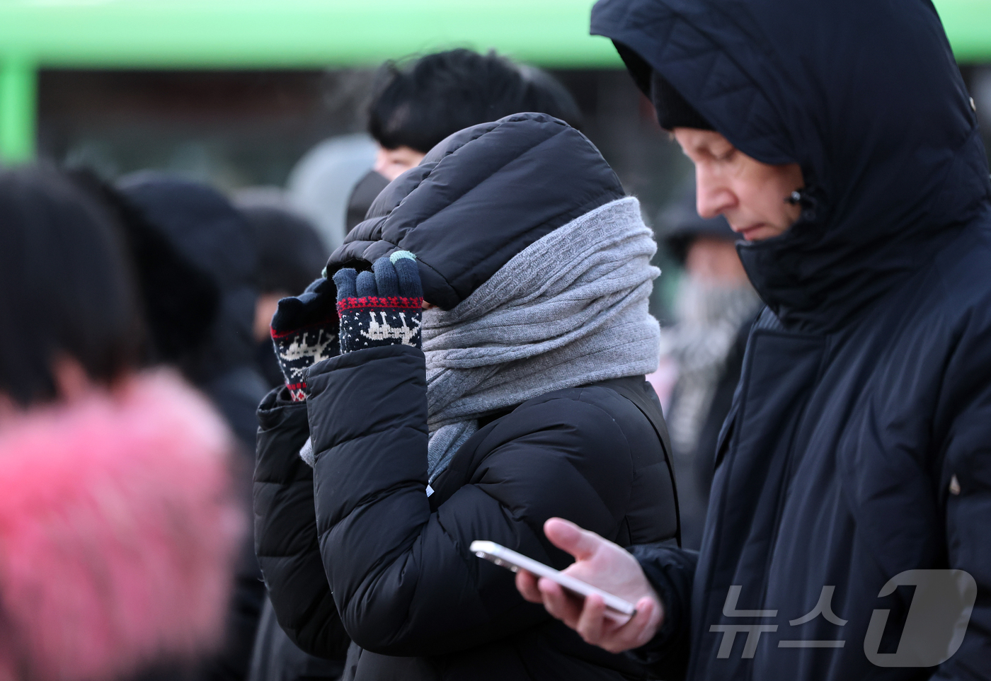 (서울=뉴스1) 김진환 기자 = 절기상 대한(大寒)인 20일 오전 서울 광화문네거리에서 두꺼운 옷을 입은 시민들이 출근길 발걸음을 옮기고 있다. 2026.1.20/뉴스1