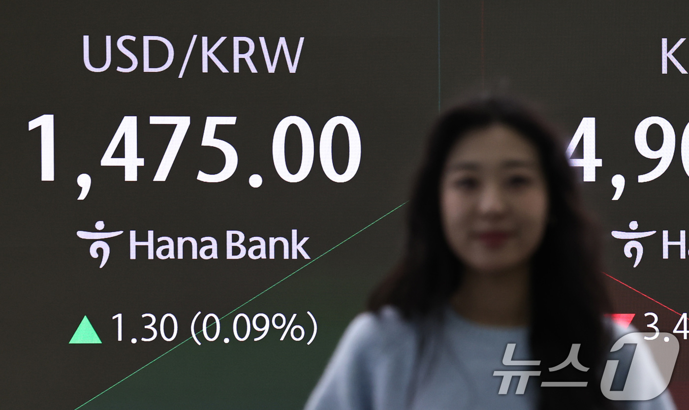 (서울=뉴스1) 구윤성 기자 = 20일 오전 서울 중구 하나은행 본점 딜링룸 전광판을 통해 나오는 원달러환율이 1475원을 가리키고 있다.  2026.1.20/뉴스1