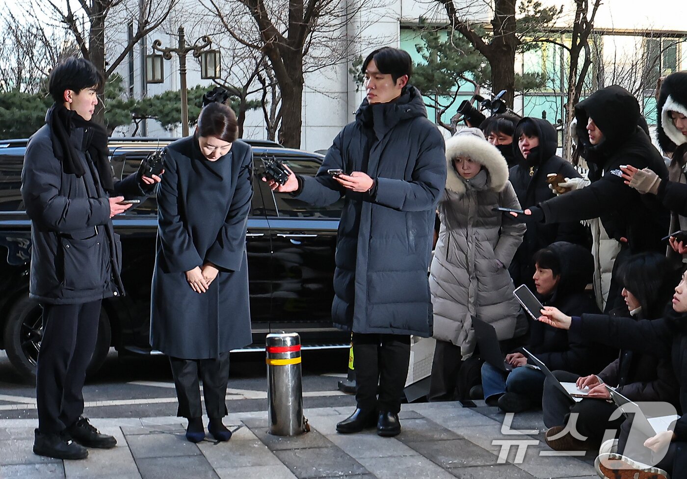 본문 이미지 - 공천헌금 1억원을 수수한 혐의를 받는 강선우 무소속 의원이 20일 서울 마포구 서울경찰청 광역수사단 공공범죄수사대에 조사를 받기 위해 출석하며 고개숙여 인사하고 있다. 2026.1.20/뉴스1 ⓒ News1 김도우 기자