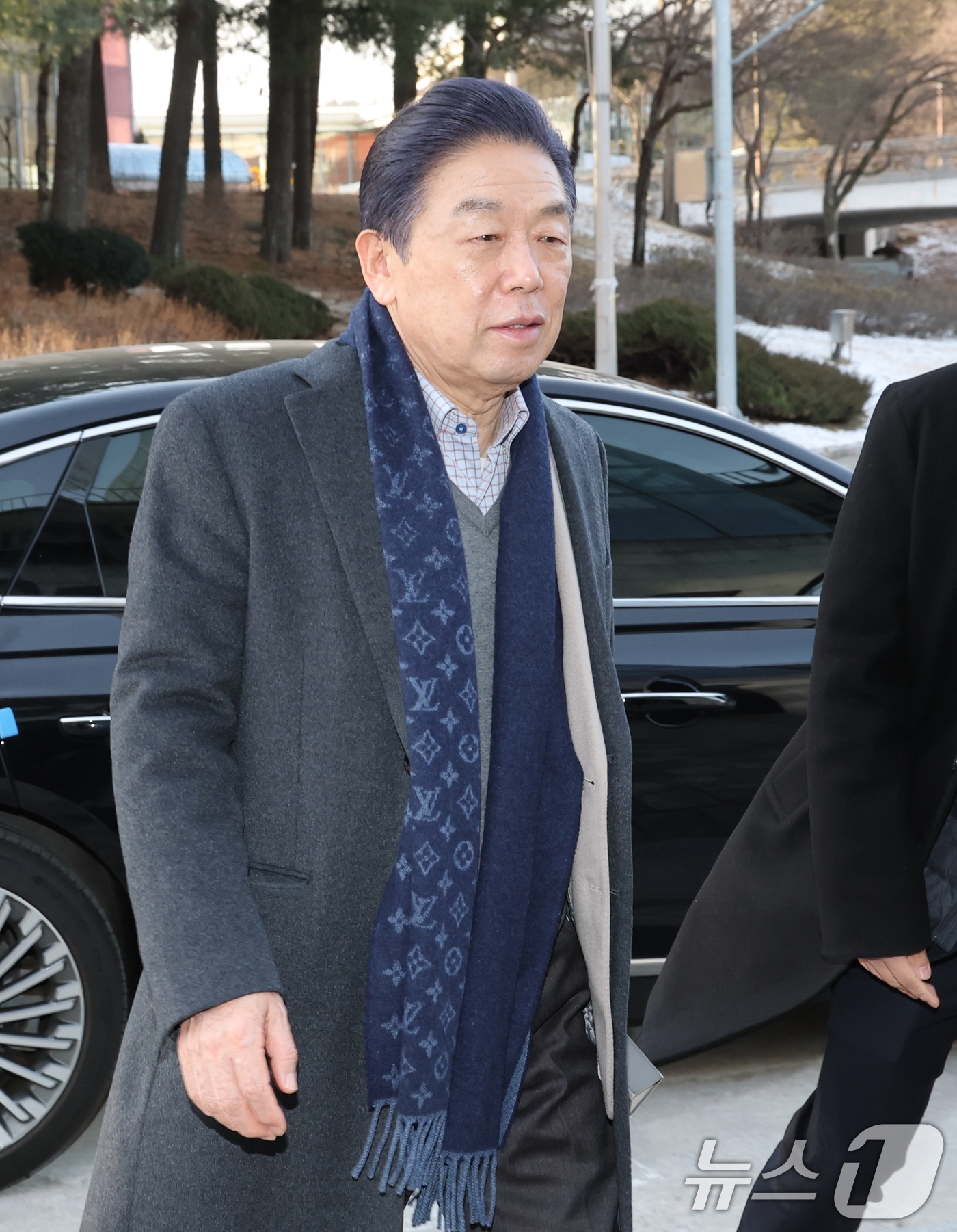 (대전=뉴스1) 김기태 기자 = 독립기념관 이사회에서 해임이 의결된 김형석 독립기념관 관장이 20일 오전 겨레누리관으로 출근하고 있다.이사회는 지난 19일 김형석 관장에 대한 해임 …