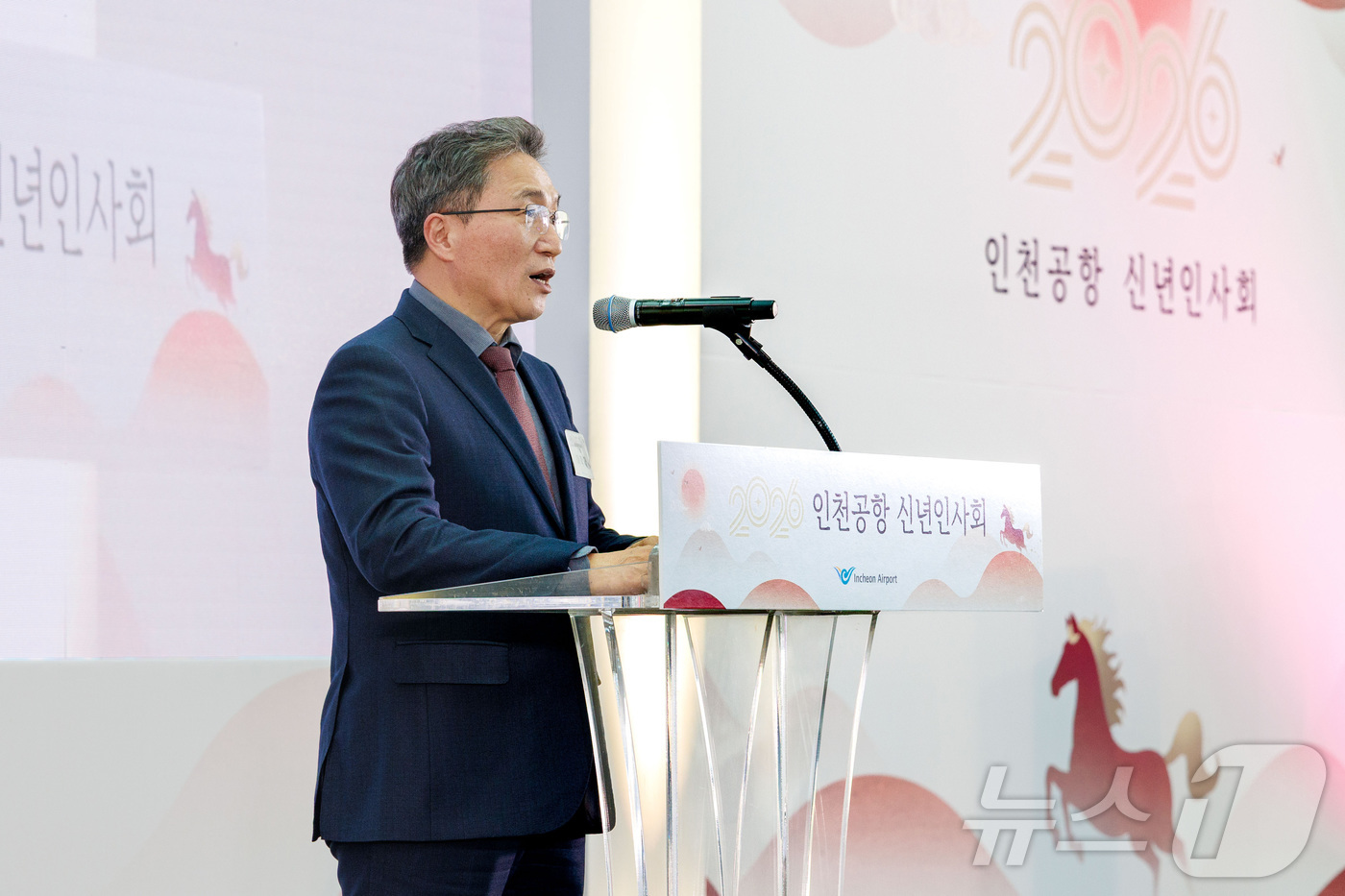 (서울=뉴스1) = 이학재 인천국제공항공사 사장(왼쪽 세 번째)이 지난 19일 오후 인천공항 제2여객터미널 교통센터에서 열린 ‘2026년 인천공항 신년 인사회’에서 인사말을 하고 …