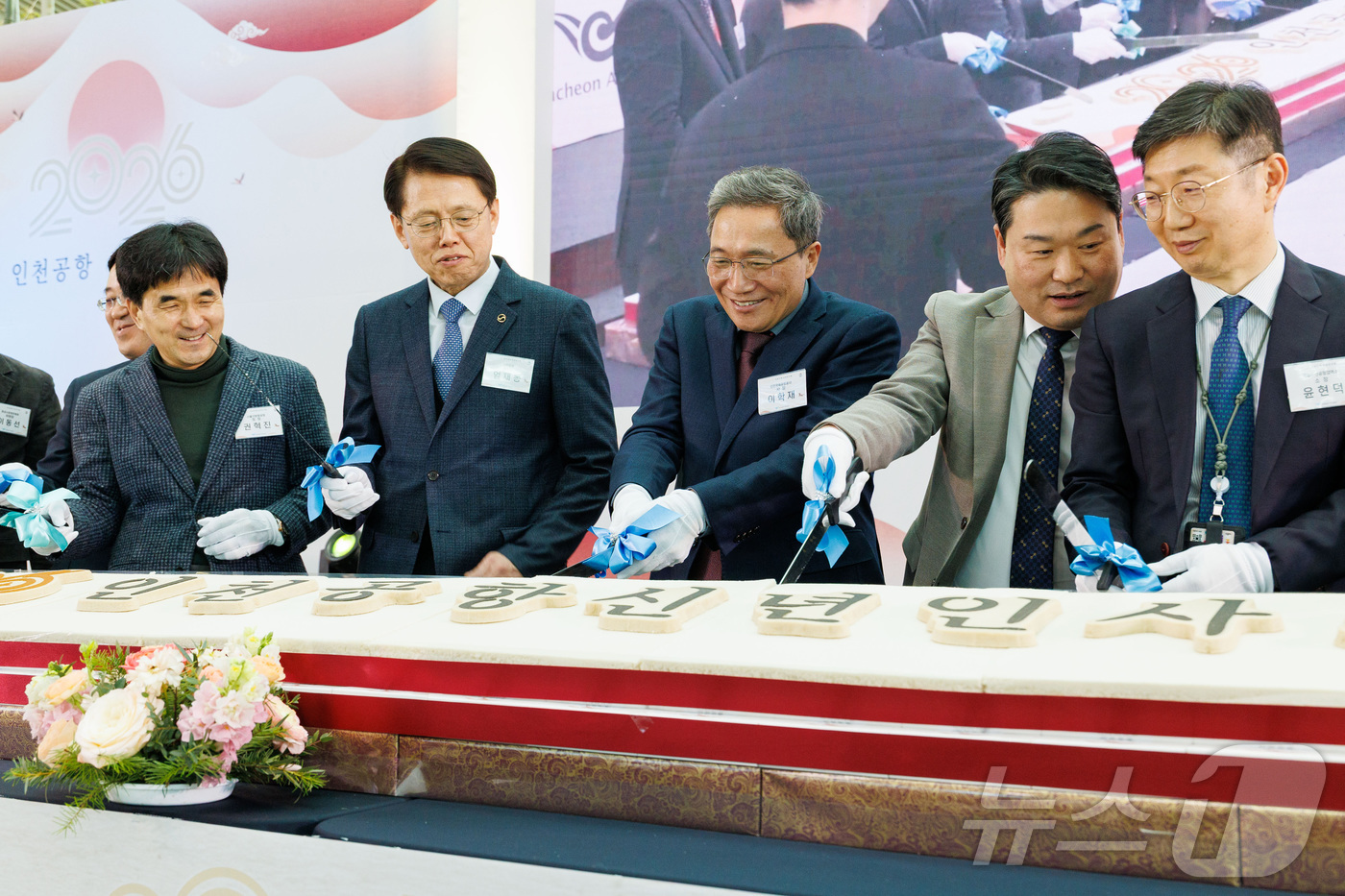 (서울=뉴스1) = 이학재 인천국제공항공사 사장(왼쪽 세 번째)이 지난 19일 오후 인천공항 제2여객터미널 교통센터에서 열린 ‘2026년 인천공항 신년 인사회’에서 참석자들과 새해 …