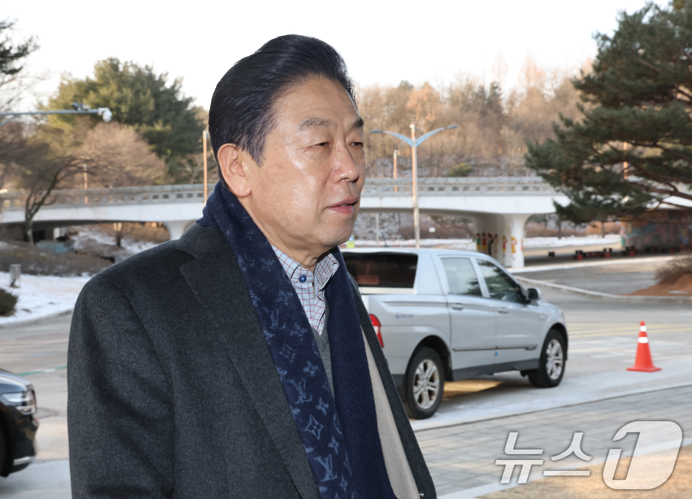 (대전=뉴스1) 김기태 기자 = 독립기념관 이사회에서 해임이 의결된 김형석 독립기념관 관장이 20일 오전 겨레누리관으로 출근하고 있다.이사회는 지난 19일 김형석 관장에 대한 해임 …